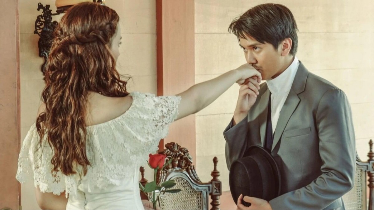 Cuplikan adegan Iqbaal Ramadhan yang memerankan karakter Minke di film Bumi Manusia.